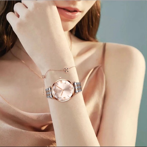 Quartz Watch in Rose Gold - Picture 4 of 16